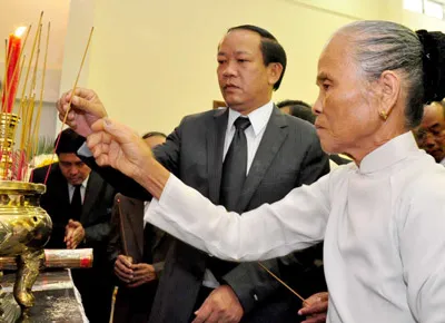 Phó Chủ tịch UBND tỉnh Quảng Nam Đinh Văn Thu và người dân thắp nén nhang đưa tiễn bác Năm Công về cõi vĩnh hằng. Ảnh: NG. KHÔI Phó Chủ tịch UBND tỉnh Quảng Nam Đinh Văn Thu và người dân thắp nén nhang đưa tiễn bác Năm Công về cõi vĩnh hằng. Ảnh: NG. KHÔI