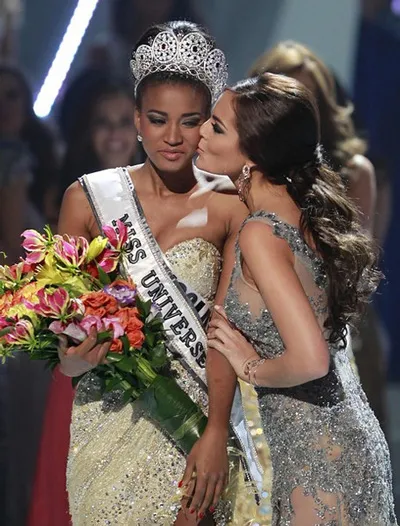 Hoa hậu Hoàn vũ 2010 Ximena Navarrete người Mexico trao lại vương miện cho người kế nhiệm tân Hoa hậu Hoàn vũ 2011 đến từ Angola Hoa hậu Hoàn vũ 2010 Ximena Navarrete người Mexico trao lại vương miện cho người kế nhiệm tân Hoa hậu Hoàn vũ 2011 đến từ Angola