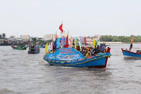 Các tàu được trang hoàng lộng lẫy ra biển rước Ông Các tàu được trang hoàng lộng lẫy ra biển rước Ông