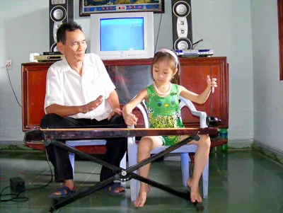6 tuổi chơi thạo đàn bầu
