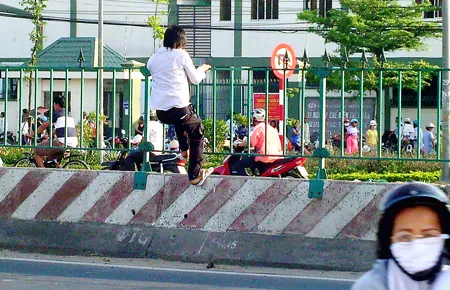 Người đi bộ trèo qua rào trên quốc lộ 1A phường Tân Tạo quận Bình Tân. Người đi bộ trèo qua rào trên quốc lộ 1A phường Tân Tạo quận Bình Tân.