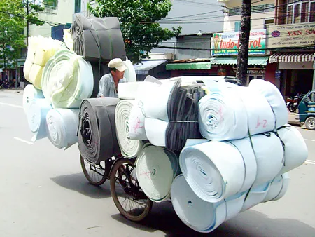 Chở hàng hóa cồng kềnh trên đường Lê Hồng Phong quận 5. Chở hàng hóa cồng kềnh trên đường Lê Hồng Phong quận 5.
