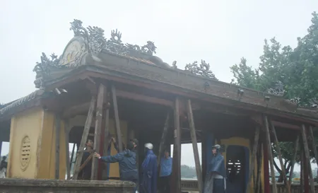 Lực lượng xung kích Trung tâm Bảo tồn Di tích cố đô Huế đang tiến hành gia cố gỗ để chống gió bão số 4 tại di tích Nghinh Lương Đình. Ảnh: Văn Thắng Lực lượng xung kích Trung tâm Bảo tồn Di tích cố đô Huế đang tiến hành gia cố gỗ để chống gió bão số 4 tại di tích Nghinh Lương Đình. Ảnh: Văn Thắng