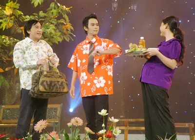 Nguyễn Văn Mẹo (giữa) với phần thi ca diễn trích đoạn "Ai sợ ai" (tác giả Lê Bình, chuyển thể Hữu Lộc) với phần phụ diễn của NSƯT Kim Tử Long (trái) và nghệ sĩ Trinh Trinh. Nguyễn Văn Mẹo (giữa) với phần thi ca diễn trích đoạn "Ai sợ ai" (tác giả Lê Bình, chuyển thể Hữu Lộc) với phần phụ diễn của NSƯT Kim Tử Long (trái) và nghệ sĩ Trinh Trinh.