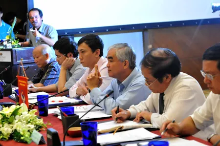 Giới chức VFF “đứng hình” trước phát biểu của các ông bầu. Ảnh: Quang Thắng