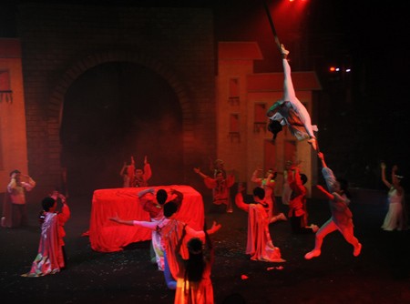 An impressive rope swing in the show.(Photo:SGGP) The use of acrobatics made the show more lively. (Photo:SGGP) An impressive rope swing in the show.(Photo:SGGP) The use of acrobatics made the show more lively. (Photo:SGGP)