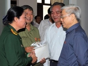 Party General Secretary Nguyen Phu Trong (R) meets with voters in Nhat Tan ward, Tay Ho District, Hanoi October 1, 2011 (Photo: Vietnam News Agency) Party General Secretary Nguyen Phu Trong (R) meets with voters in Nhat Tan ward, Tay Ho District, Hanoi October 1, 2011 (Photo: Vietnam News Agency)