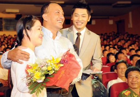 Nguyen Van Minh Tien (C) and his wife are present at the ceremony. (Photo:SGGP) Nguyen Van Minh Tien (C) and his wife are present at the ceremony. (Photo:SGGP)