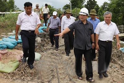Deputy Prime Minister Hoang Trung Hai (2nd, R) checks flood preparedness works in the Mekong Delta province of An Giang on Oct. 3, 2011 (Photo: Vietnam News Agency) Deputy Prime Minister Hoang Trung Hai (2nd, R) checks flood preparedness works in the Mekong Delta province of An Giang on Oct. 3, 2011 (Photo: Vietnam News Agency)