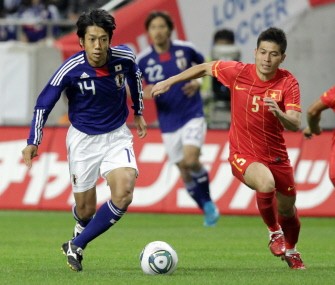 AFP - Japan's midfielder Kengo Nakamura (L) and Vietnam's midfielder Nguyen Minh Chau (R) fights for the ball during the friendly game. AFP - Japan's midfielder Kengo Nakamura (L) and Vietnam's midfielder Nguyen Minh Chau (R) fights for the ball during the friendly game.