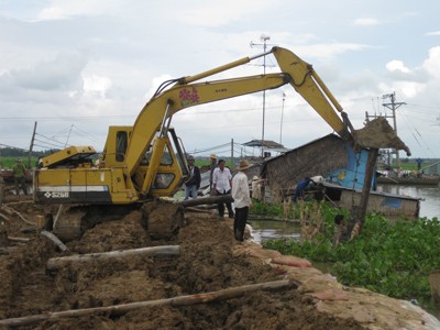 File photo shows a machine fortifying a dyke amid floodwater in Dong Thap Province File photo shows a machine fortifying a dyke amid floodwater in Dong Thap Province