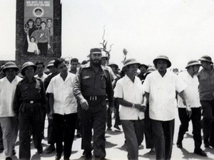 Fidel Castro ( 4 th, L) visits southern Vietnam in 1973