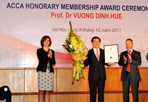 Vietnamese Finance Minister Vuong Dinh Hue (C) receives his ACCA honorary membership in Hanoi October 9, 2011. (Photo: My Tran) Vietnamese Finance Minister Vuong Dinh Hue (C) receives his ACCA honorary membership in Hanoi October 9, 2011. (Photo: My Tran)