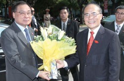 National Assembly Chairman Nguyen Sinh Hung (R) welcomes President of the Thai National Assembly Somsak Kiatsuranont. National Assembly Chairman Nguyen Sinh Hung (R) welcomes President of the Thai National Assembly Somsak Kiatsuranont.
