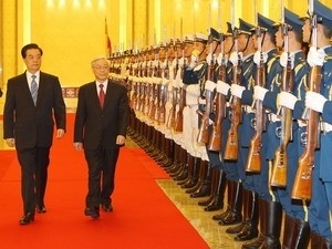 Visiting Vietnamese Party leader Nguyen Phu Trong (2nd, L) and his Chinese counterpart Hu Jintao (L) review the guard of honor in Beijing Oct. 11, 2011 (Photo: Vietnam News Agency) Visiting Vietnamese Party leader Nguyen Phu Trong (2nd, L) and his Chinese counterpart Hu Jintao (L) review the guard of honor in Beijing Oct. 11, 2011 (Photo: Vietnam News Agency)