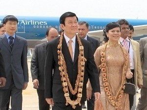 Vietnamese President Truong Tan Sang (C) and his wife at Karnataka State’s airport on Oct. 11, 2011 (Photo: Vietnam News Agency) Vietnamese President Truong Tan Sang (C) and his wife at Karnataka State’s airport on Oct. 11, 2011 (Photo: Vietnam News Agency)
