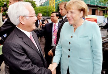 Chairman of Ho Chi Minh City People’s Committee, Le Hoang Quan (L) greets German Chancellor Angela Merkel. (Photo: Sggp) Chairman of Ho Chi Minh City People’s Committee, Le Hoang Quan (L) greets German Chancellor Angela Merkel. (Photo: Sggp)