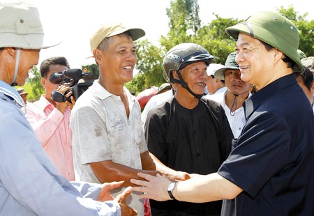 Prime Minister (R) meeting people of Tan An Commune in Tan Chau town in An Giang Province on October 12 Prime Minister (R) meeting people of Tan An Commune in Tan Chau town in An Giang Province on October 12