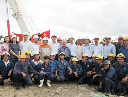 Ho Chi Minh City People’s Committee Chairman Le Hoang Quan (standing, C, in dark shirt) joins engineers and staff of the city’s Drainage Company for a group photo during the launch ceremony October 14, 2011 (Photo: Quoc Hung) Ho Chi Minh City People’s Committee Chairman Le Hoang Quan (standing, C, in dark shirt) joins engineers and staff of the city’s Drainage Company for a group photo during the launch ceremony October 14, 2011 (Photo: Quoc Hung)