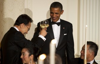 AFP - US President Barack Obama (L) toasts South Korean President Lee Myung-bak during a state dinner at the White House in Washington, DC, October 13, 2011. AFP - US President Barack Obama (L) toasts South Korean President Lee Myung-bak during a state dinner at the White House in Washington, DC, October 13, 2011.