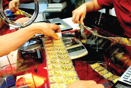 Customers buy gold at a gold shop. (Photo: SGGP) Customers buy gold at a gold shop. (Photo: SGGP)