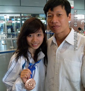 Phan Thi Ha Thanh and her father at Hanoi’s Noi Bai Airport on Oct. 17, 2011 (Photo: SGGP)