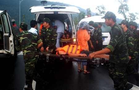 In the rehearsal: Some victims are rushed to ambulances (Photo: SGGP) In the rehearsal: Some victims are rushed to ambulances (Photo: SGGP)