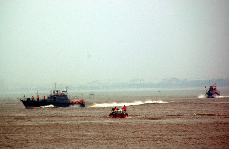 In the rehearsal: Naval ships and canoes search for missing people at sea (Photo: SGGP) In the rehearsal: Naval ships and canoes search for missing people at sea (Photo: SGGP)