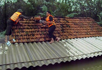 Many houses in Tan Hoa Commune in Minh Hoa District of Quang Binh Province are totally submerged under floodwaters (Photo: SGGP) Many houses in Tan Hoa Commune in Minh Hoa District of Quang Binh Province are totally submerged under floodwaters (Photo: SGGP)