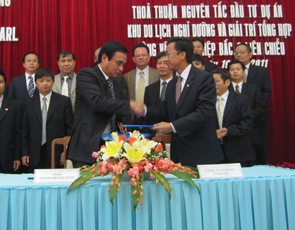 Tourism developer Vinpearl signs a US$5 billion contract with the Da Nang People’s Committee to build the Lang Van resort complex in Da Nang City (Photo:nhandan.com.vn) Tourism developer Vinpearl signs a US$5 billion contract with the Da Nang People’s Committee to build the Lang Van resort complex in Da Nang City (Photo:nhandan.com.vn)