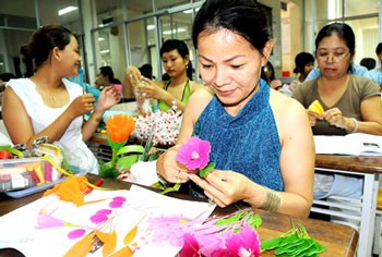 Courses on cloth and paper flower making at the Ho Chi Minh City Women’s Cultural House have attracted many women. (Photo: Sggp) Courses on cloth and paper flower making at the Ho Chi Minh City Women’s Cultural House have attracted many women. (Photo: Sggp)