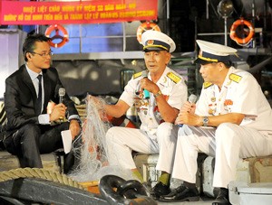 Former Naval officers Huynh Hua (C) and Ho Kiem in Ho Chi Minh City tell stories about their missions during the Vietnam Television live broadcasting program on Sunday night to celebrate the 50th anniversary of the Ho Chi Minh Trail at Sea. (Photo: Nha Doan) Former Naval officers Huynh Hua (C) and Ho Kiem in Ho Chi Minh City tell stories about their missions during the Vietnam Television live broadcasting program on Sunday night to celebrate the 50th anniversary of the Ho Chi Minh Trail at Sea. (Photo: Nha Doan)