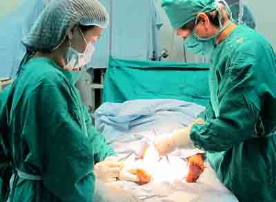 Doctors of Phuong Dong private hospital are conducting a surgery (Photo: SGGP) Doctors of Phuong Dong private hospital are conducting a surgery (Photo: SGGP)