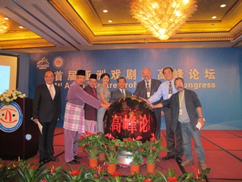 Vietnamese artist Le Hung (R) at the launch of Asian Stage Union in China (file photo) Vietnamese artist Le Hung (R) at the launch of Asian Stage Union in China (file photo)