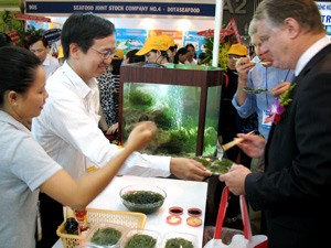 Foreign visitors at the 2011 Vietfish International Exhibition try grape seaweed at a Vietnamese booth. The annual show, held in Ho Chi Minh City every June, is Vietnam’s biggest fisheries trade fair. (Photo: Tuong Thuy) Foreign visitors at the 2011 Vietfish International Exhibition try grape seaweed at a Vietnamese booth. The annual show, held in Ho Chi Minh City every June, is Vietnam’s biggest fisheries trade fair. (Photo: Tuong Thuy)
