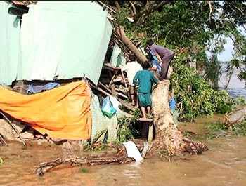 A strong windstorm blows a house into the river in Phu Thuan B Commune, Hong Ngu District, Dong Thap Province on October 29 (Photo: SGGP) A strong windstorm blows a house into the river in Phu Thuan B Commune, Hong Ngu District, Dong Thap Province on October 29 (Photo: SGGP)