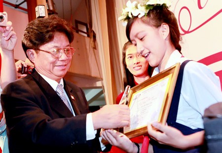Saigon Giai Phong newspaper Editor-in-chief Tran The Tuyen (L) presents an award to a winner (Photo: Tran Thanh) Saigon Giai Phong newspaper Editor-in-chief Tran The Tuyen (L) presents an award to a winner (Photo: Tran Thanh)