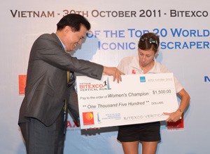 Italy’s Valentina Belotti (R) takes her first prize (Photo: Lien Huong) Italy’s Valentina Belotti (R) takes her first prize (Photo: Lien Huong)
