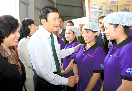 Chủ tịch nước Trương Tấn Sang thăm công nhân Việt Nam đang làm việc tại Công ty Wang-Zheng Berhad (Malaysia). Chủ tịch nước Trương Tấn Sang thăm công nhân Việt Nam đang làm việc tại Công ty Wang-Zheng Berhad (Malaysia).