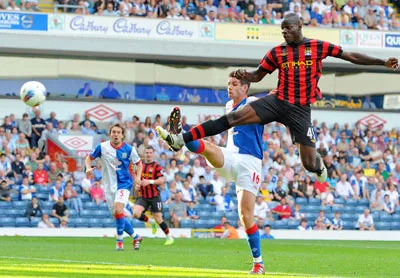 Tiền đạo Mario Balotelli (phải) trong pha uy hiếp cầu môn Blackburn.