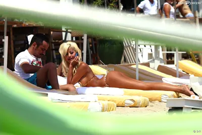 Zahia nhởn nhơ tận hưởng cuộc sống mới giàu có.