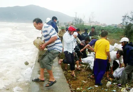 Ngày 4-10, chính quyền và người dân xã Thạch Kim, huyện Lộc Hà, tỉnh Hà Tĩnh đã kịp thời cứu hộ hàng trăm mét tuyến kè ven biển trước nguy cơ bị vỡ. Ảnh: D.Quang Ngày 4-10, chính quyền và người dân xã Thạch Kim, huyện Lộc Hà, tỉnh Hà Tĩnh đã kịp thời cứu hộ hàng trăm mét tuyến kè ven biển trước nguy cơ bị vỡ. Ảnh: D.Quang