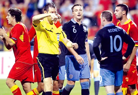 Tấm vé và chiếc thẻ đỏ