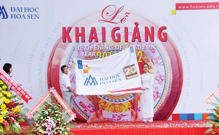 Sinh viên Nguyễn Việt Ái Nhi – Thủ khoa ngành Marketing năm học 2011 nhận cờ truyền thống ĐH Hoa Sen Sinh viên Nguyễn Việt Ái Nhi – Thủ khoa ngành Marketing năm học 2011 nhận cờ truyền thống ĐH Hoa Sen