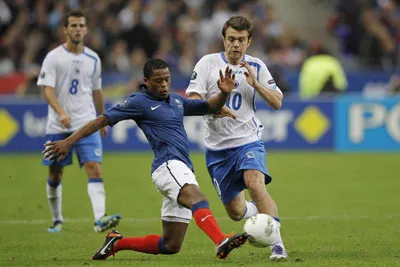Hậu vệ Patrice Evra (áo xanh, tuyển Pháp) truy cản pha đi bóng của Zvjezdan Misimovic (Bosnia).