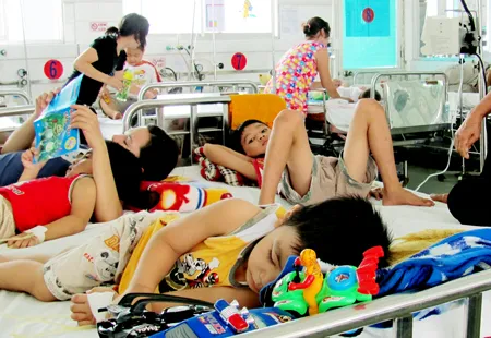 Bệnh nhi mắc sốt xuất huyết được điều trị tại BV Nhi đồng 1 (TPHCM). Ảnh: TƯỜNG LÂM Bệnh nhi mắc sốt xuất huyết được điều trị tại BV Nhi đồng 1 (TPHCM). Ảnh: TƯỜNG LÂM