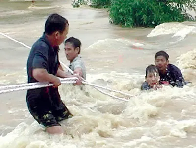 Thanh niên xung kích xã Tam Mỹ Tây (Núi Thành, Quảng Nam) dùng dây lần lượt cứu 3 nạn nhân bị lũ cuốn trên sông Rai. Ảnh: XUÂN THIỀU Thanh niên xung kích xã Tam Mỹ Tây (Núi Thành, Quảng Nam) dùng dây lần lượt cứu 3 nạn nhân bị lũ cuốn trên sông Rai. Ảnh: XUÂN THIỀU