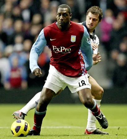 Tiền đạo Emile Heskey (trái, Aston Villa) che bóng trước hậu vệ Gabriel Tamas (West Brom)