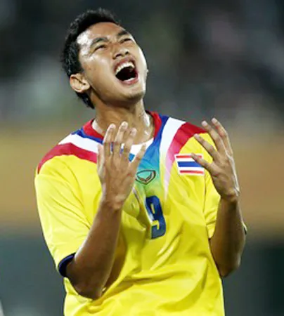 Tiền đạo Ronnachai Rangsiyo.