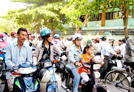 Người dân TPHCM phải sống chung với cảnh kẹt xe đến bao giờ? Ảnh: K.B. Người dân TPHCM phải sống chung với cảnh kẹt xe đến bao giờ? Ảnh: K.B.